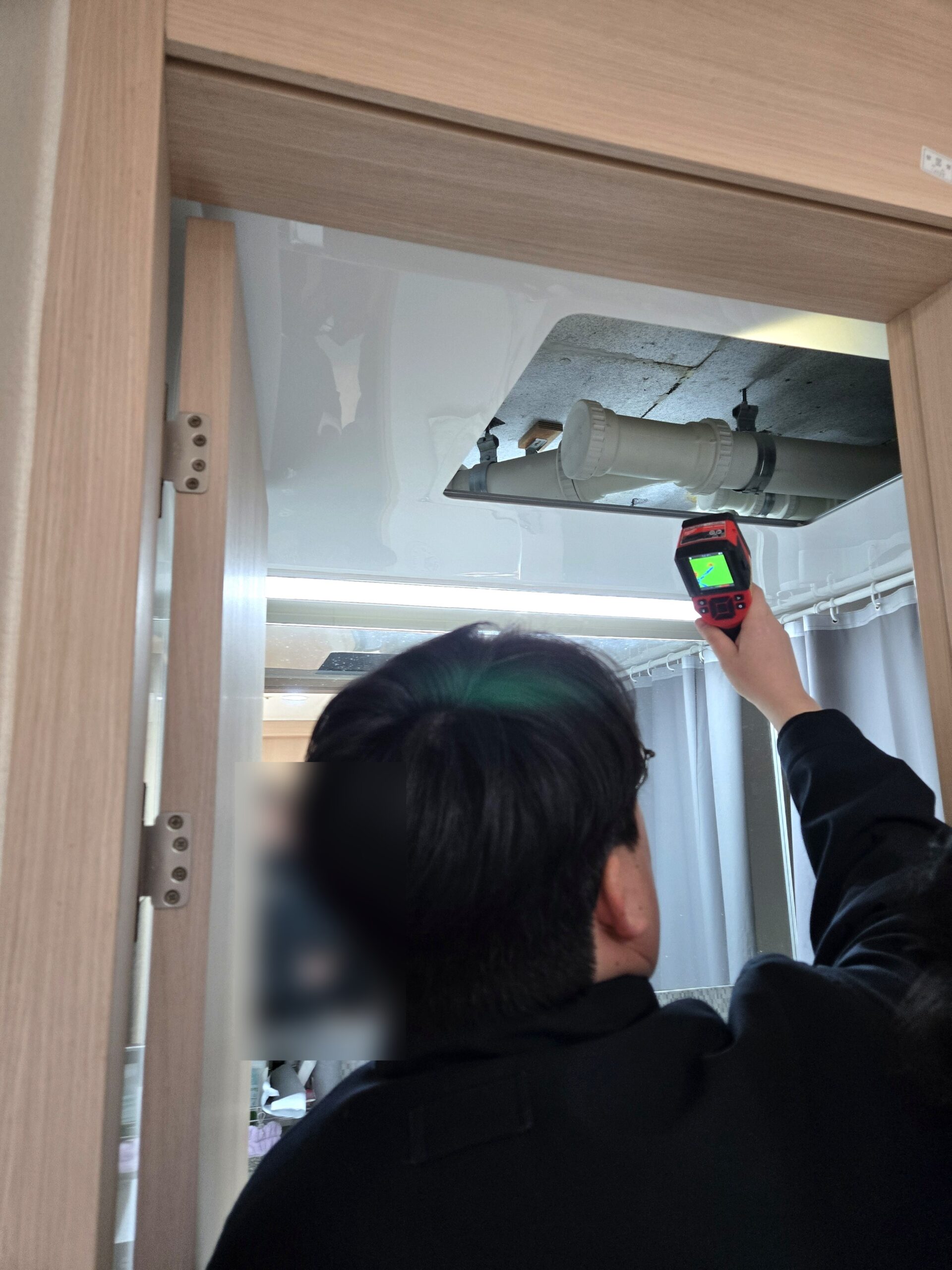 대구 수성구 오피스텔 화장실 천장 점검구를 열고 열화상 카메라로 누수탐지하는 모습