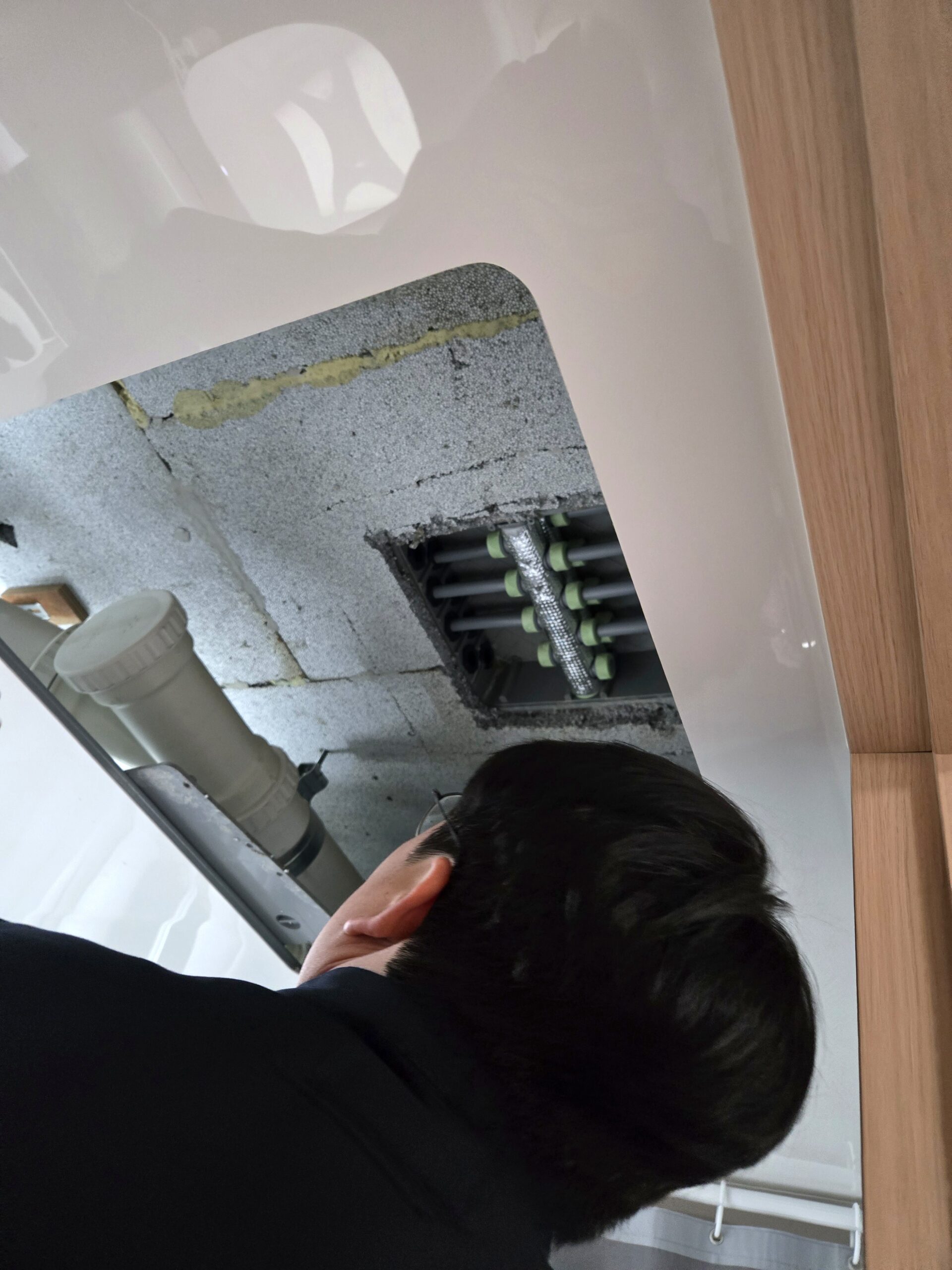 화장실 천장 속 콘크리트 슬라브와 배관 상태를 확인하는 누수 점검