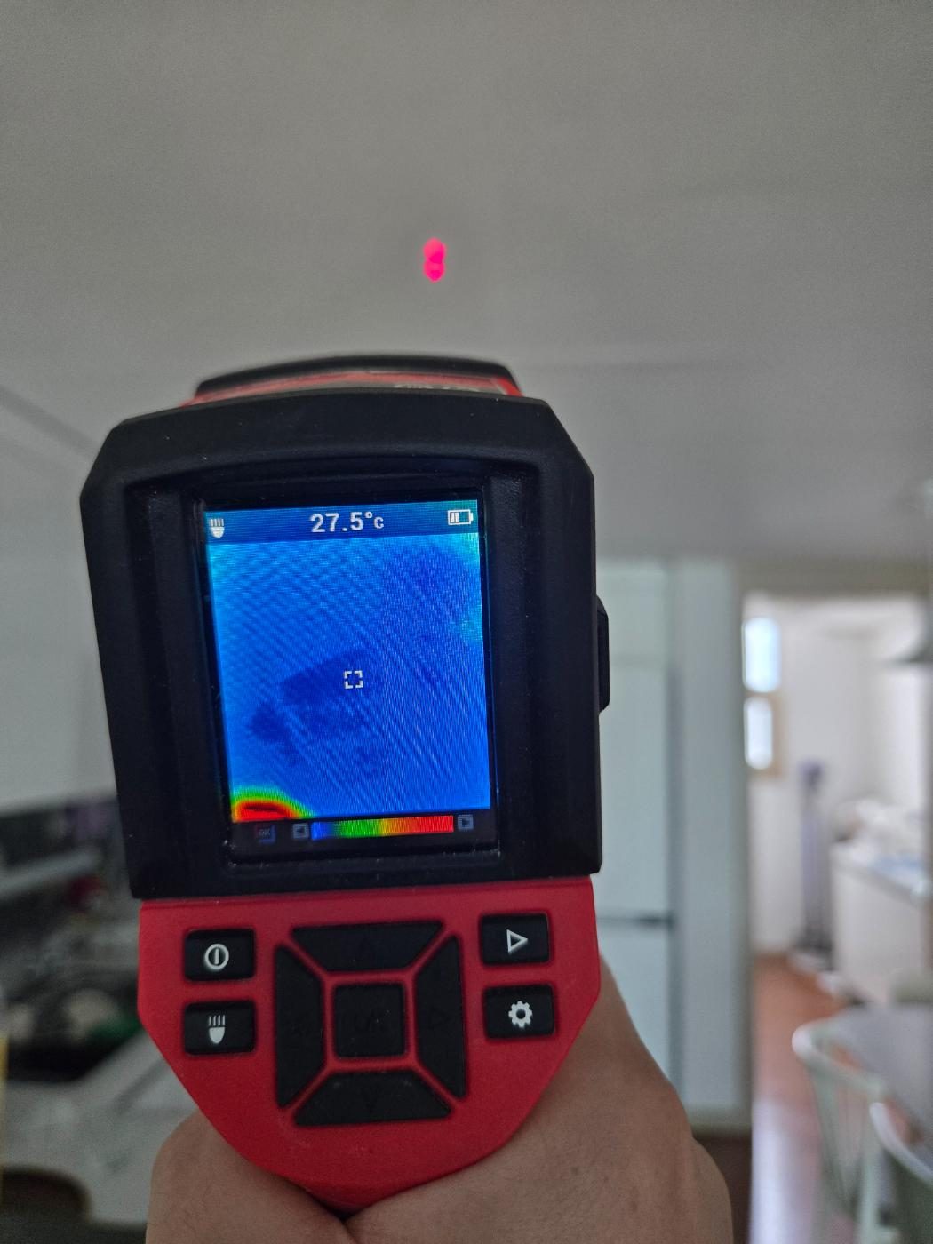 아랫집 주방 천장을 열화상 카메라로 점검하는 모습