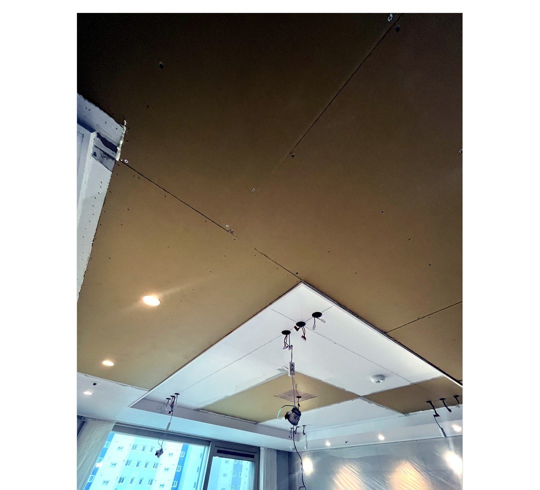 누수 피해를 입은 천장 석고보드를 철거하는 과정