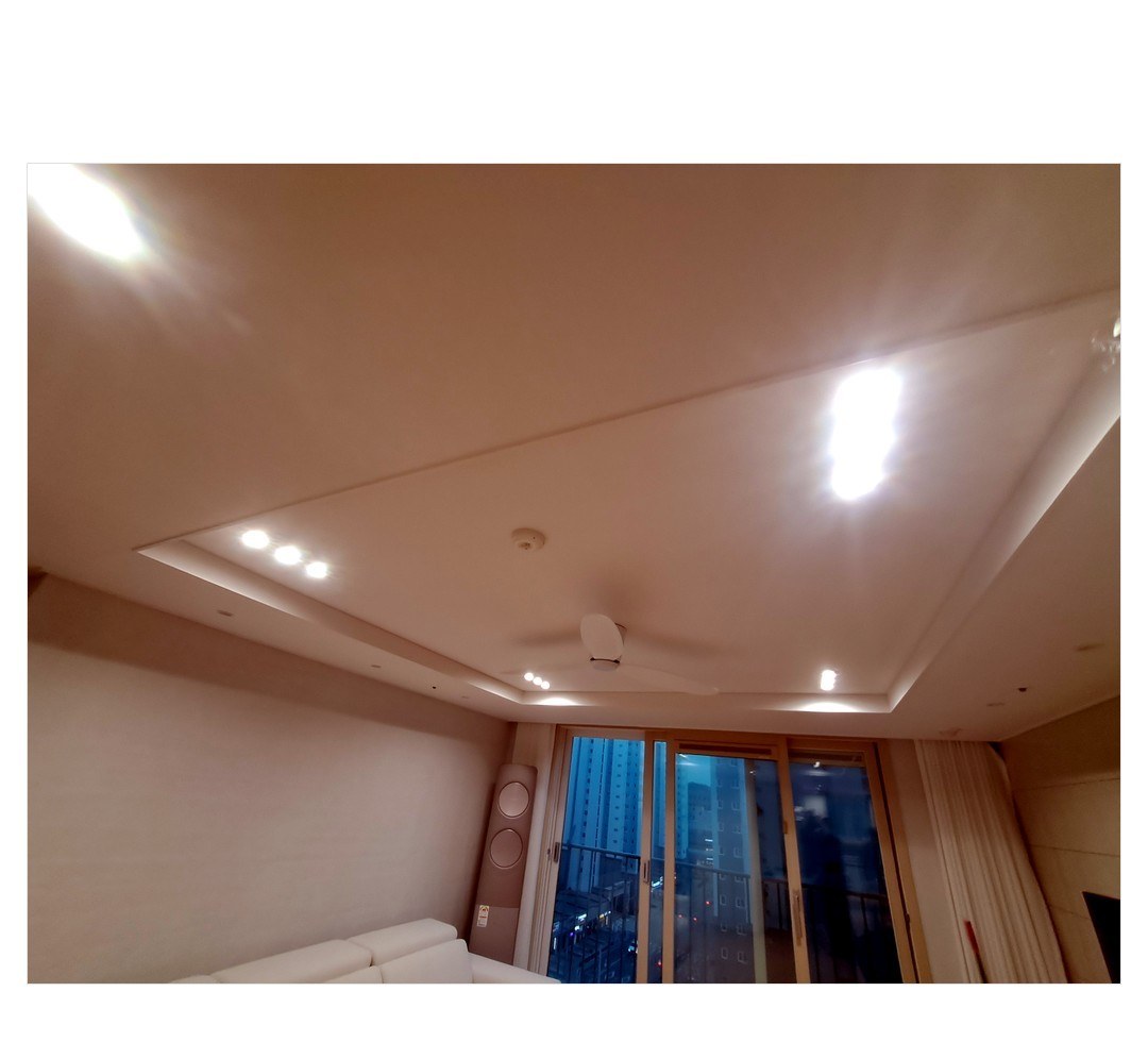 도배와 조명 마감까지 끝난 천장